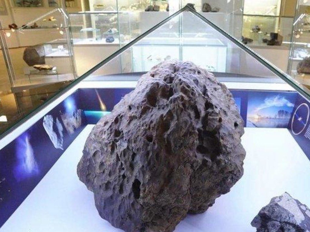 В музее на Южном Урале приподнялся купол над осколком Челябинского метеорита (ФОТО, ВИДЕО)