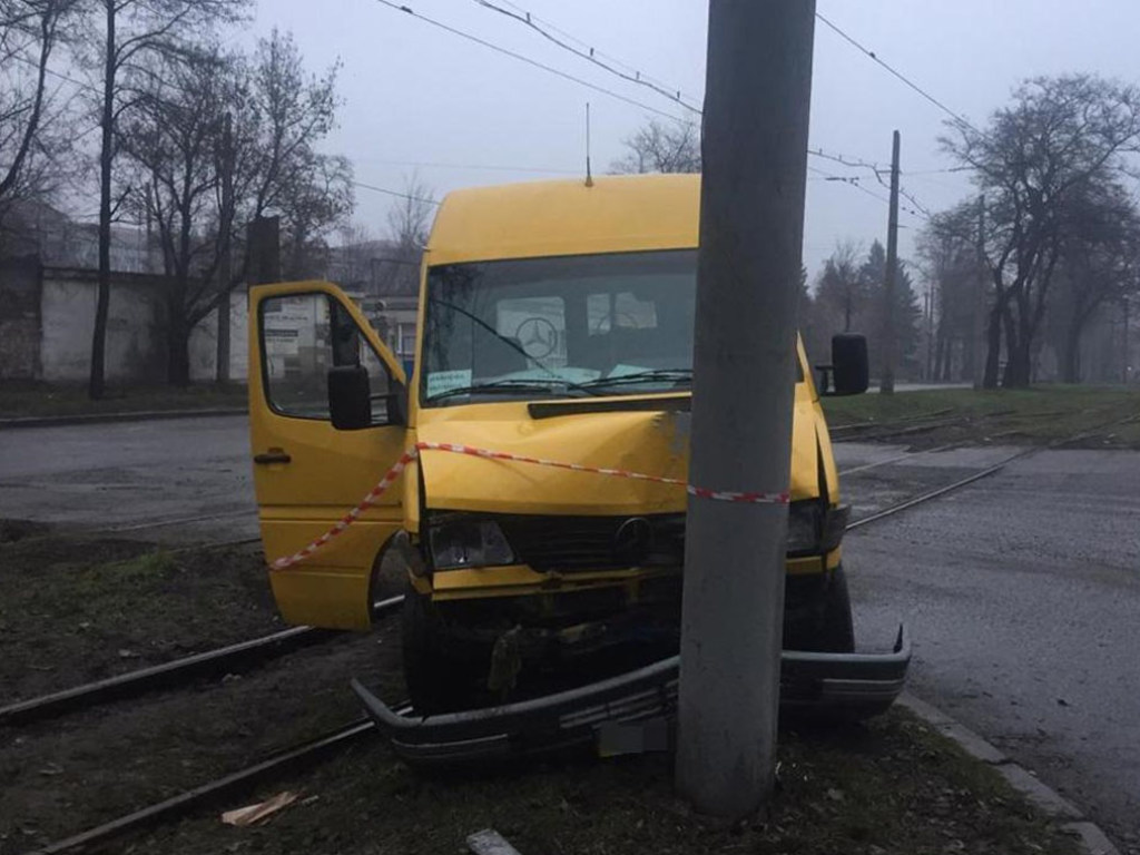 В Запорожье водитель маршрутки скончался за рулем: авто влетело в столб (ФОТО)
