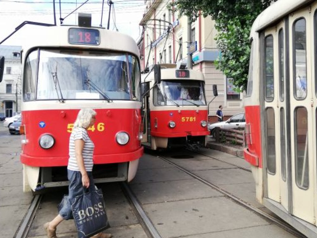 В Киеве произошло ДТП: движение трамваев задерживается