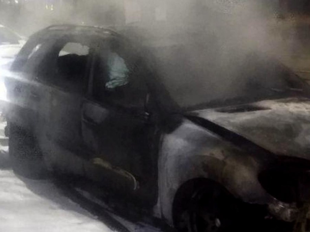 Не осталось живого места: В Днепре сгорел дотла Mercedes-Benz (ФОТО)