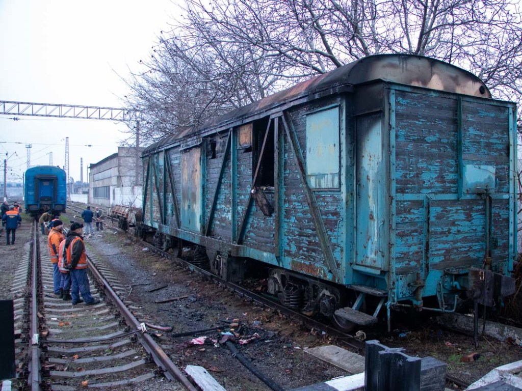 На железной дороге в Днепре горел вагон: погибла молодая женщина (ФОТО)