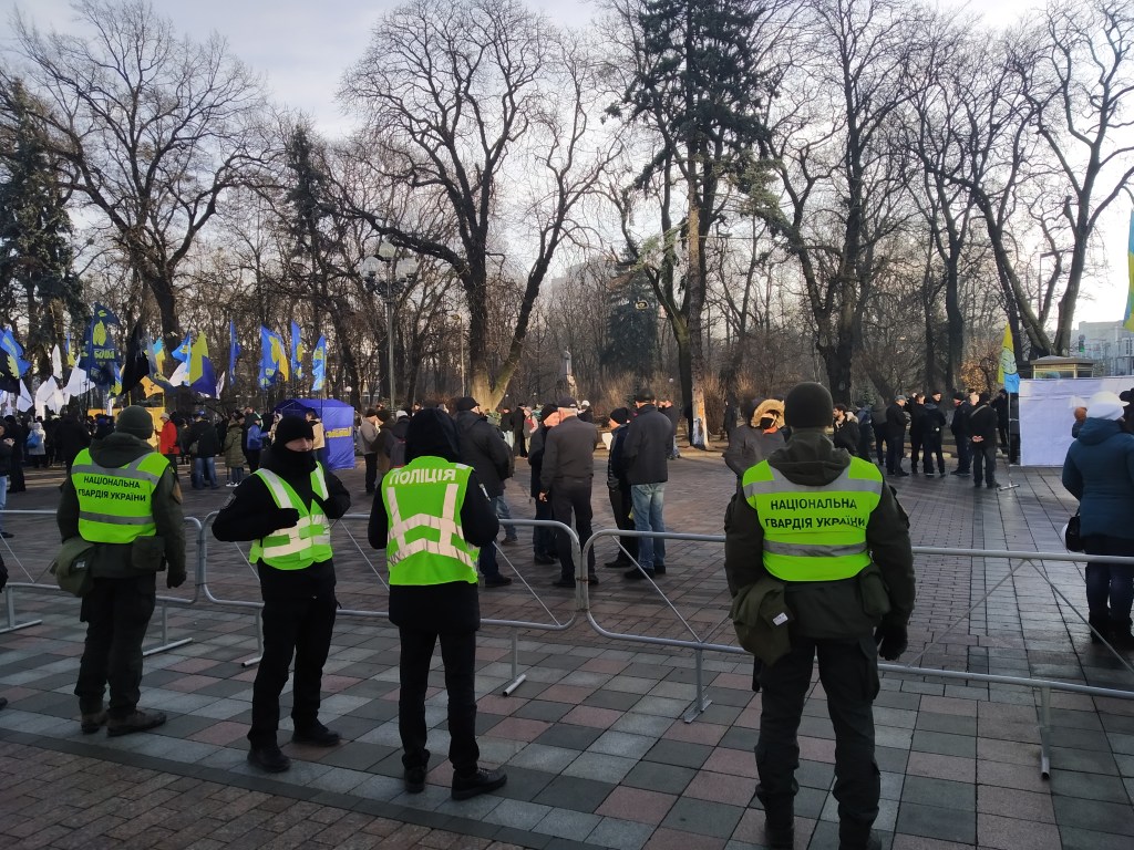 Под стенами Верховной Рады проходит митинг против рынка земли (ФОТО)