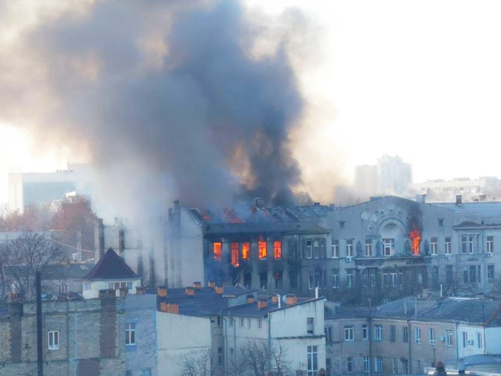 Кричали люди и летели камни: появился жуткий рассказ спасателя о пожаре в колледже Одессы