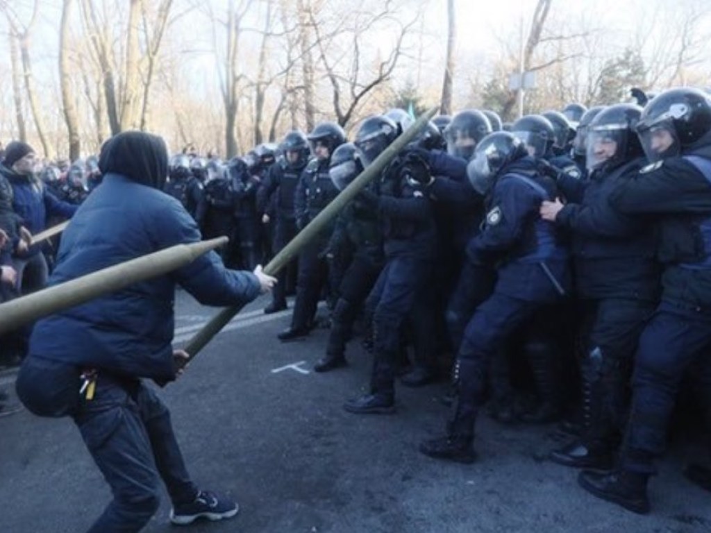 В Киеве возле митинга под Радой умер мужчина: стали известны неожиданные подробности (ФОТО)