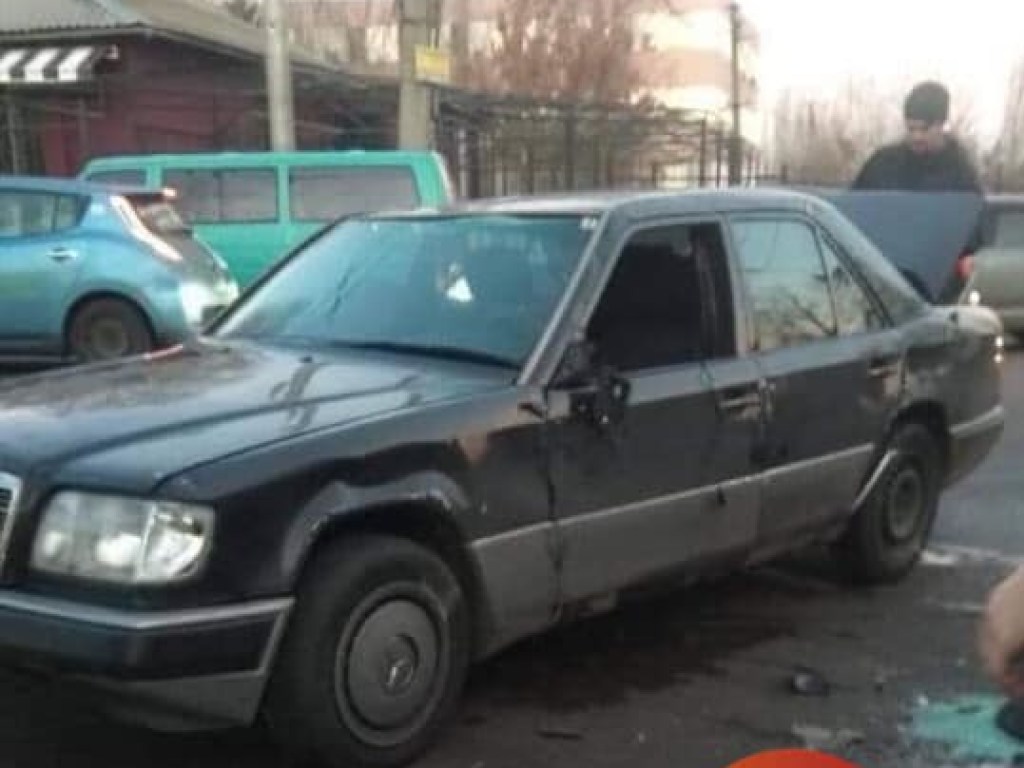 В Голосеевском районе Киева автомобиль перевернулся на крышу (ФОТО)