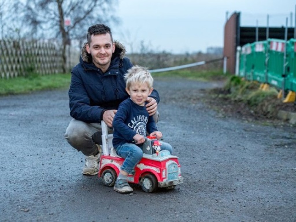 Трехлетний мальчик на игрушечной машине спас жизнь отца в Великобритании (ФОТО)