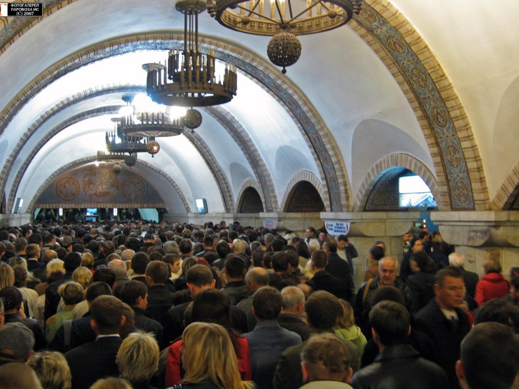 На выход со станции Золотые ворота в Киеве образовалась огромная очередь и давка 