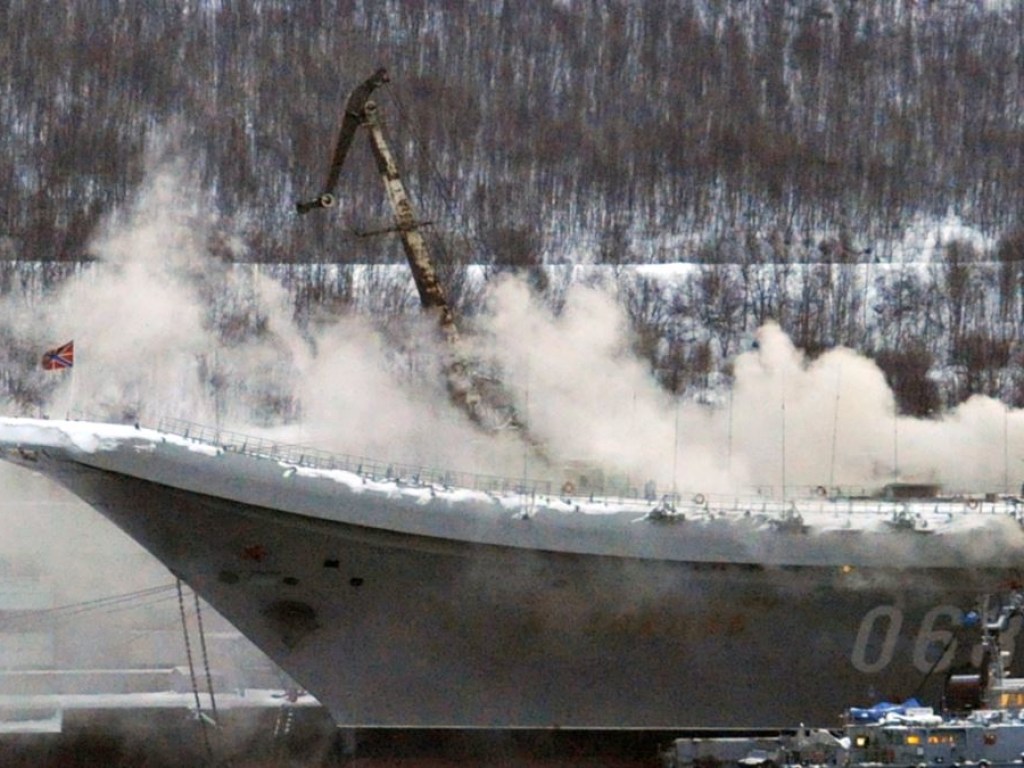 В РФ оценили размер ущерба от пожара на авианосце «Адмирал Кузнецов»