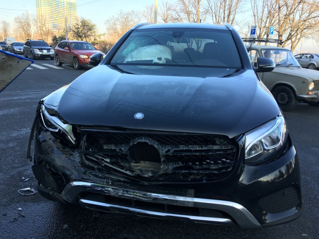 В Днепре столкнулись Mercedes и Ford, есть пострадавшие (ФОТО, ВИДЕО)