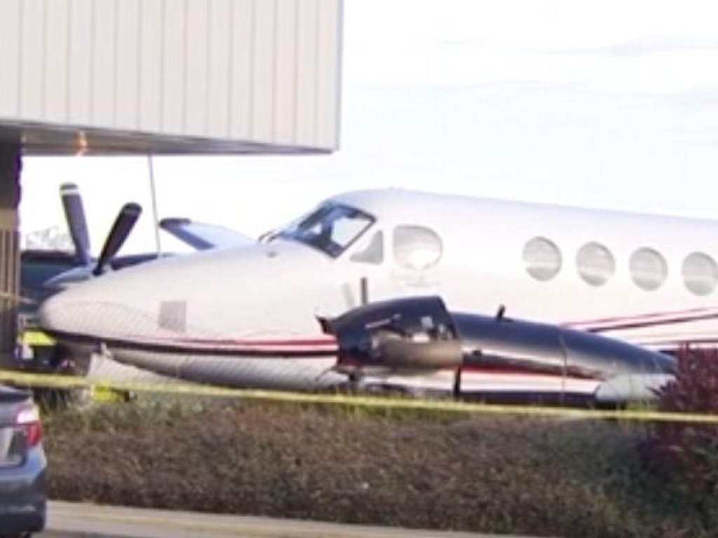 В США девочка-подросток пыталась угнать частный самолет, но врезалась в ограждение (ФОТО)
