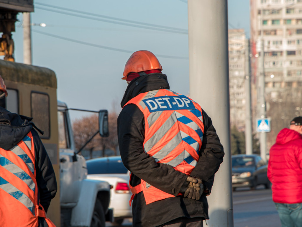 В Днепре оборванный провод повредил три авто и затруднил движение транспорта (ФОТО)