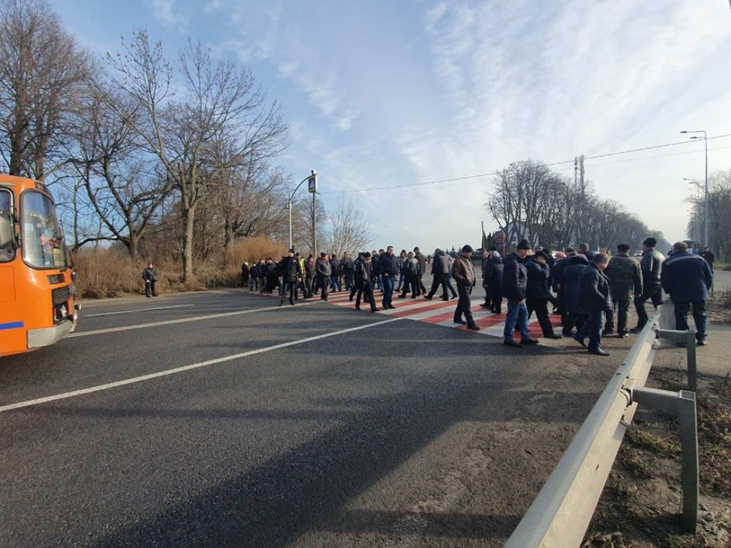 В Винницкой области протестующие против рынка земли перекрыли дорогу (ФОТО)