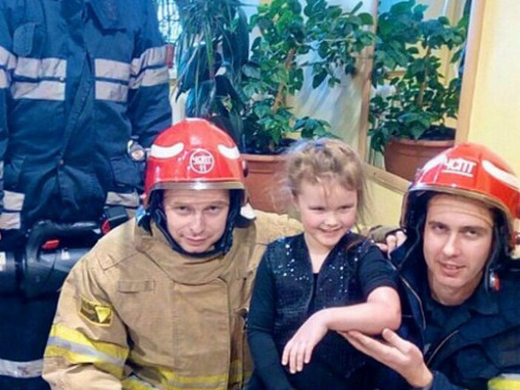 «ЧП в детском центре Киева»: спасатели освободили из батареи застрявшего ребенка (ФОТО)