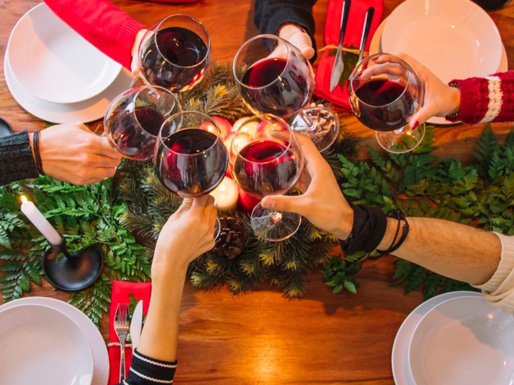 «Что пить на Новый год»: самым щадящим алкоголем будет сухое красное вино &#8212; диетологи
