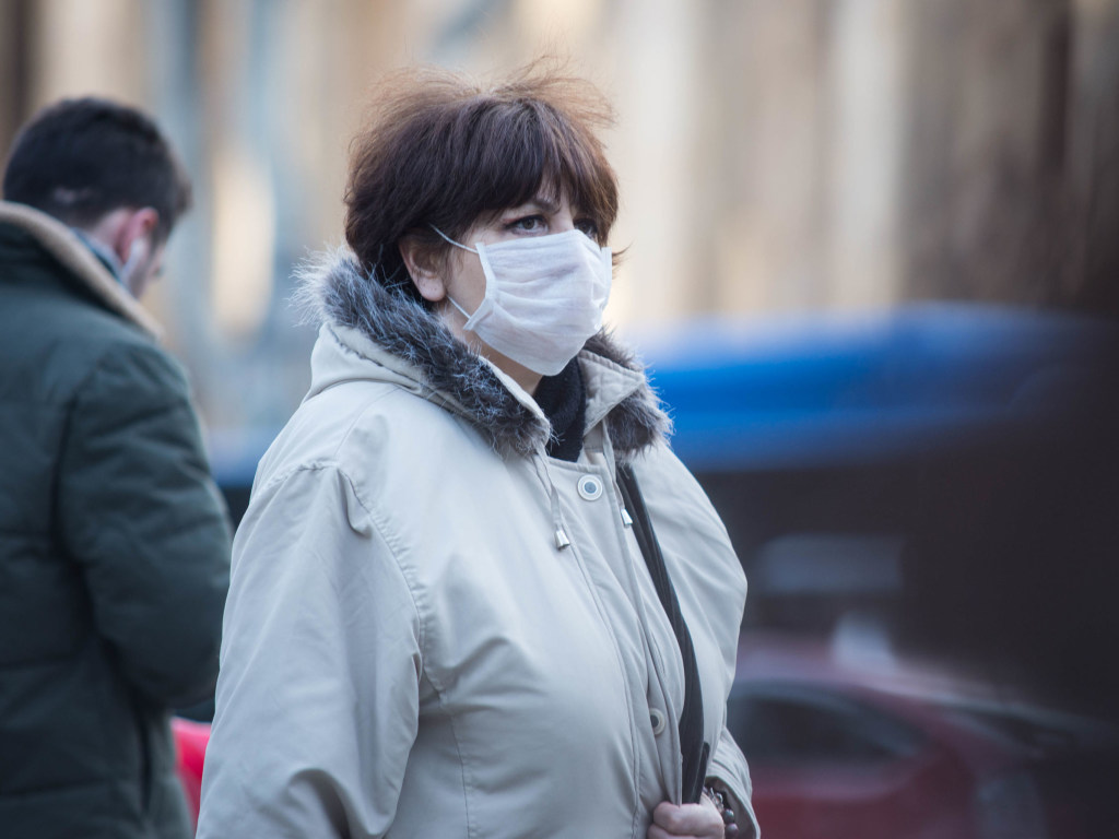 Эпидемиолог о защите от вирусов: маску нужно надевать на больного человека