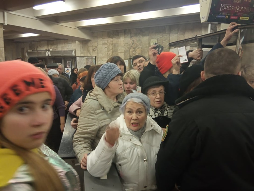 В Киеве снова не работают smart card и карточки киевлянина в метро на одной из станций: началась давка и хаос (ФОТО)