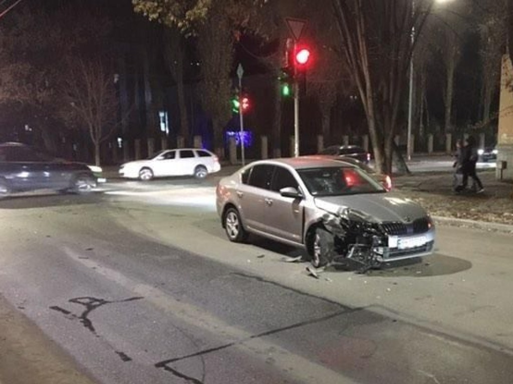 ДТП на перекрестке в Киеве: у Skoda и Peugeot сильные повреждения (ФОТО)