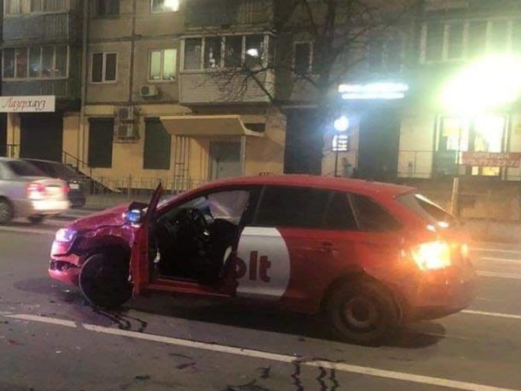 Лобовое столкновение: На Шулявке в Киеве у ТРЦ произошло ДТП с Mercedes и такси (ФОТО)