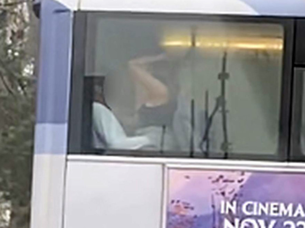 В Великобритании заметили парочку, которая занялась сексом в двухэтажном автобусе среди бела дня (ФОТО, ВИДЕО)