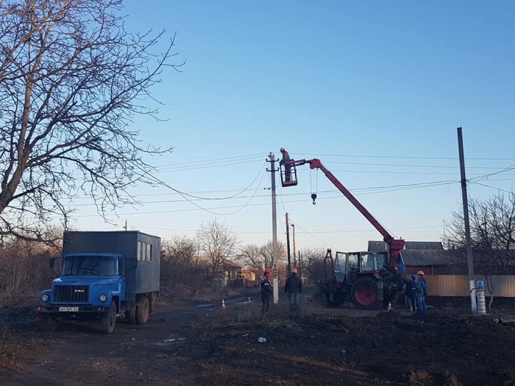 На Харьковщине местный житель спилил дерево и обесточил несколько домов (ФОТО)