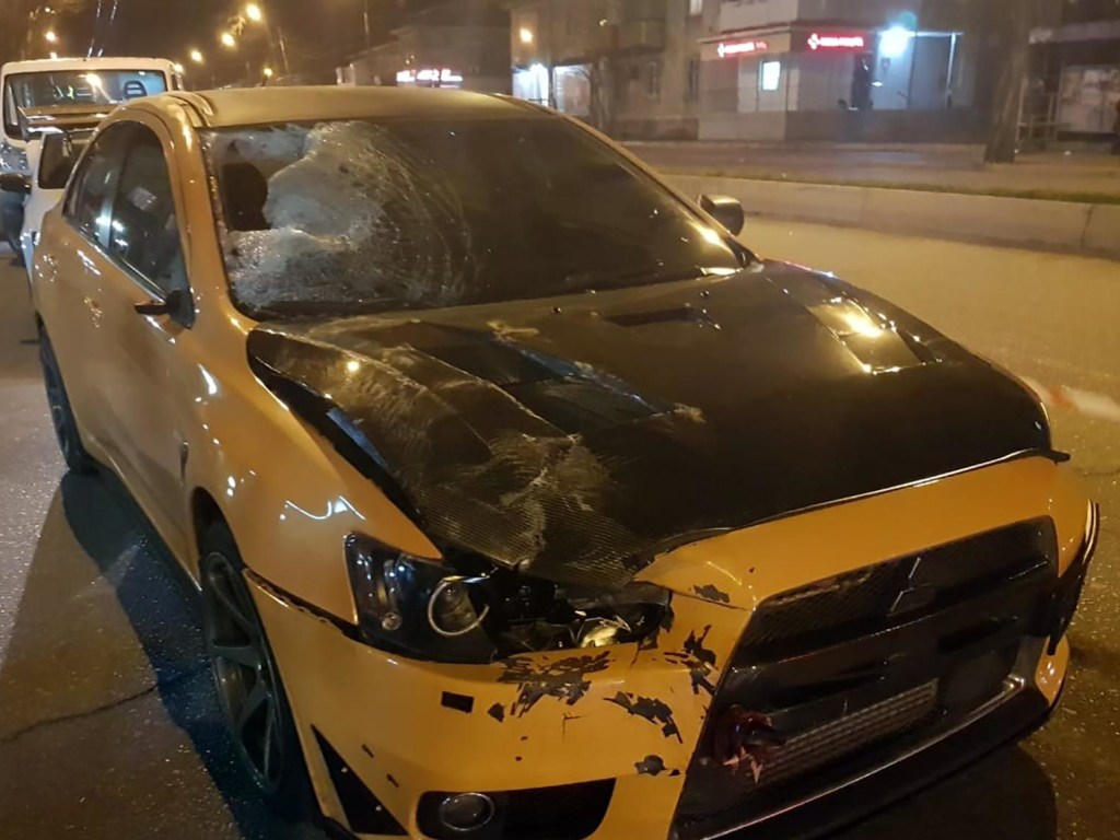 В Запорожье тюнингованный Mitsubishi насмерть сбил пешехода на «зебре»: водитель сбежал с места ДТП (ФОТО)