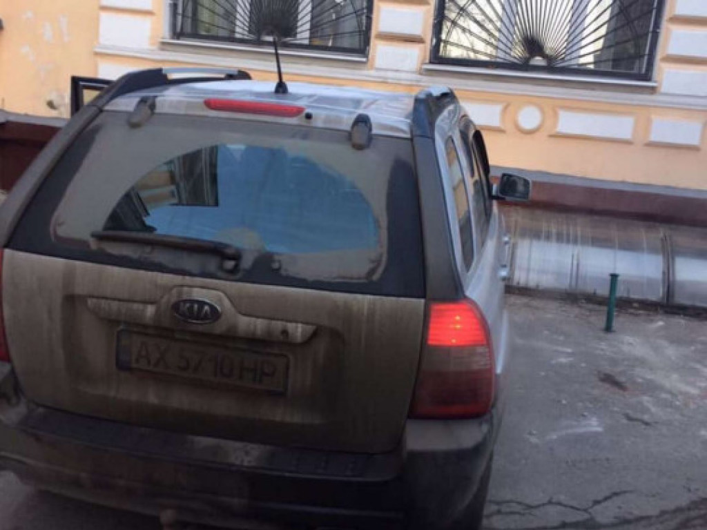 В Харькове автохам заблокировал выезд «скорой» и поднял руку на женщину-врача (ФОТО)