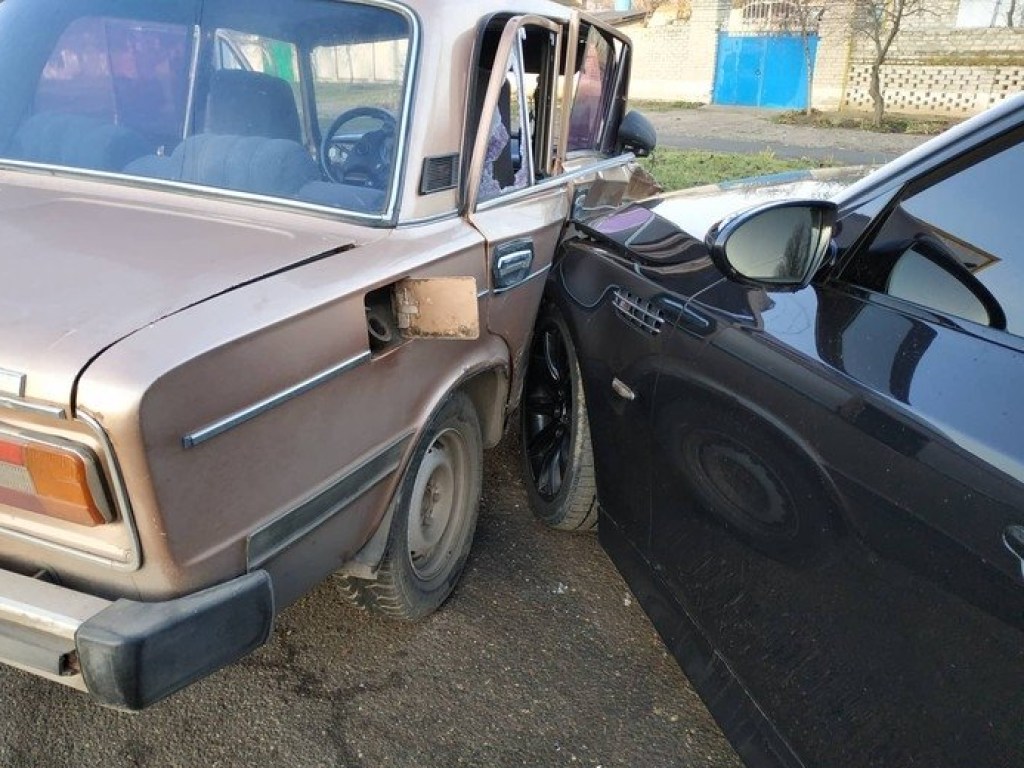 Оба ехали на «зеленый»: на перекрестке в Николаеве BMW влетел в «ВАЗ» (ФОТО)