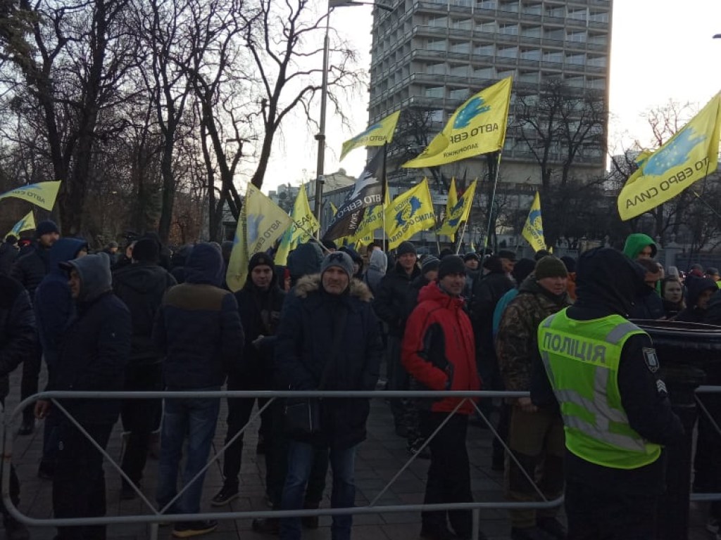 Митинги не стихают: под ВР проходит акция протеста (ФОТО)
