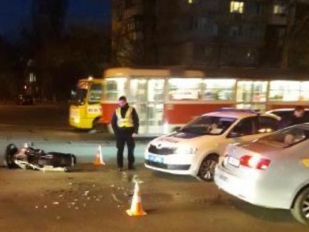 ДТП на Лукьновке в Киеве: такси столкнулось с мотоциклистом (ФОТО)