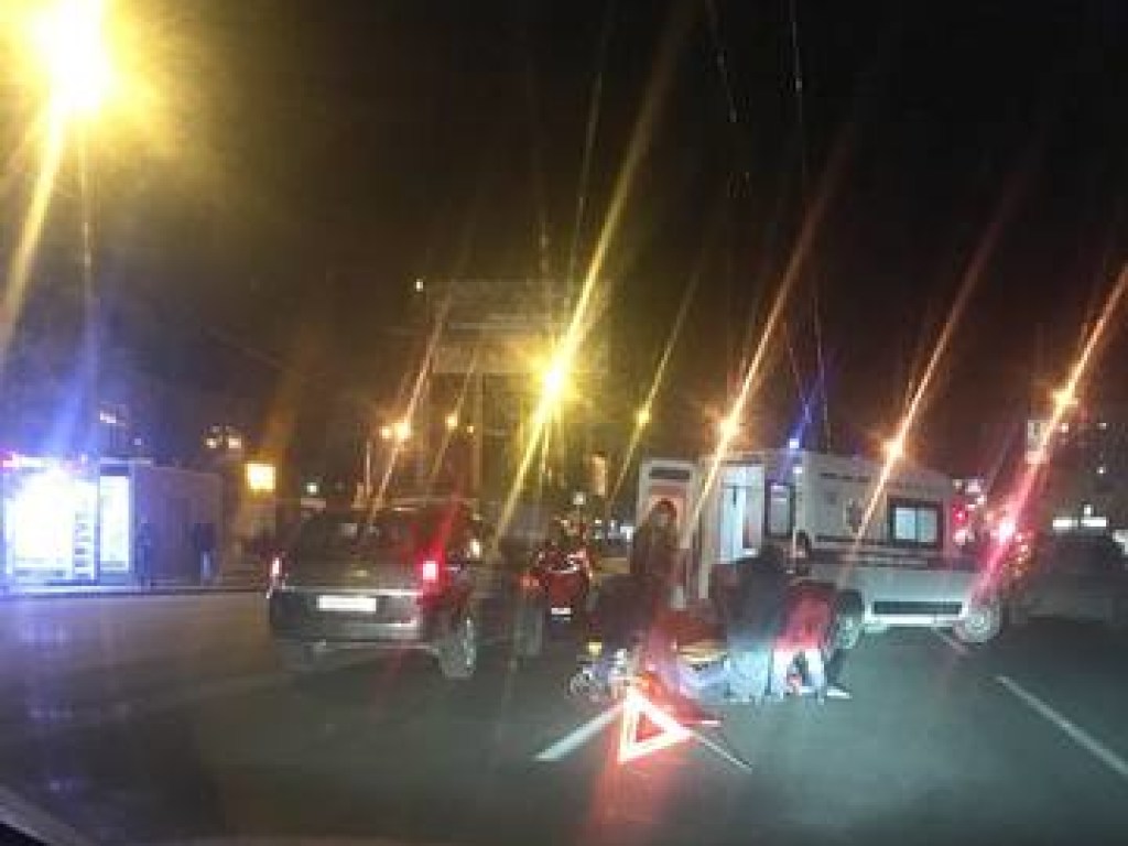 В Харькове авто сбило на перекрестке пешехода: мужчину госпитализировали (ФОТО)