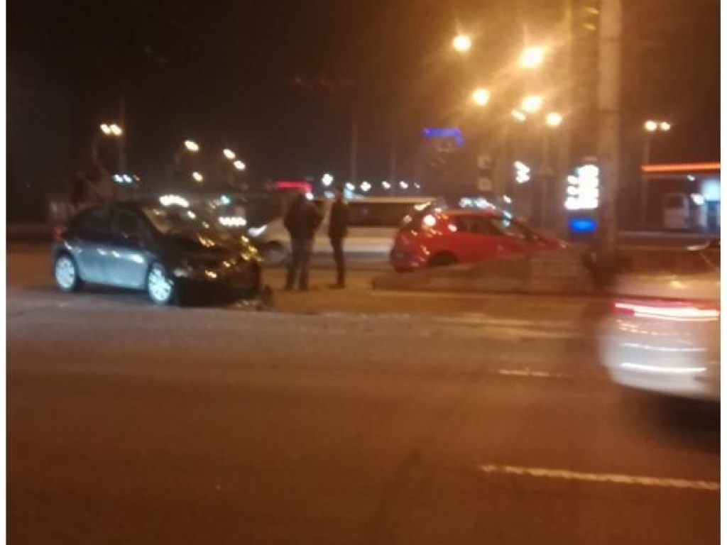 Сильный боковой удар: на Петровке в Киеве произошло серьезное ДТП (ВИДЕО)
