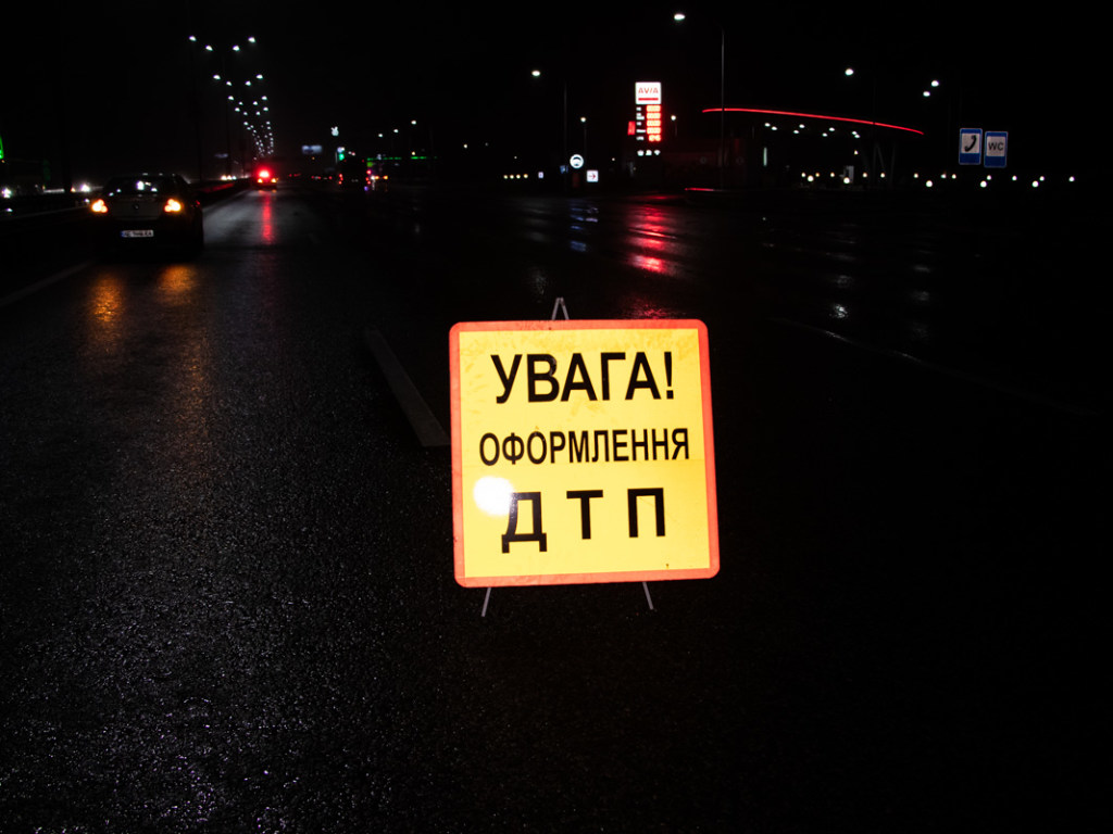 В Киеве на Столичном шоссе произошло ДТП: опрокинулся грузовик, водителя зажало в кабине (ФОТО)