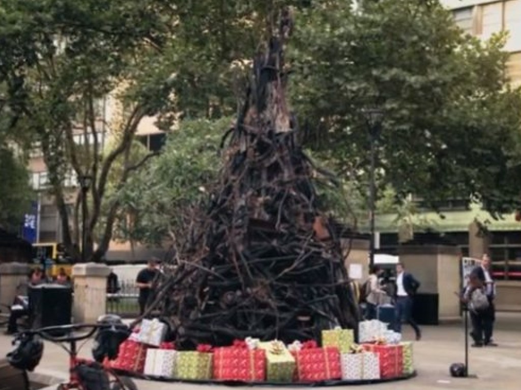 В Австралии установили сгоревшую новогоднюю елку (ВИДЕО)