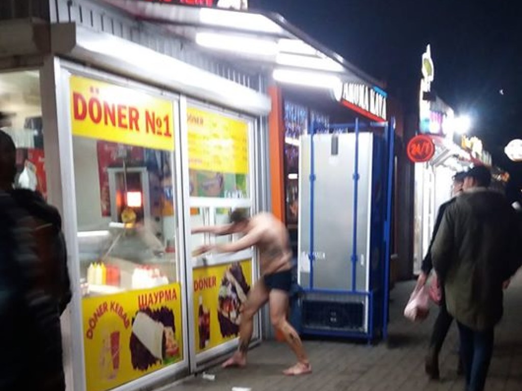 Решил поесть шаурмы: В центре Запорожья голый мужчина пытался ограбить киоск (ФОТО)