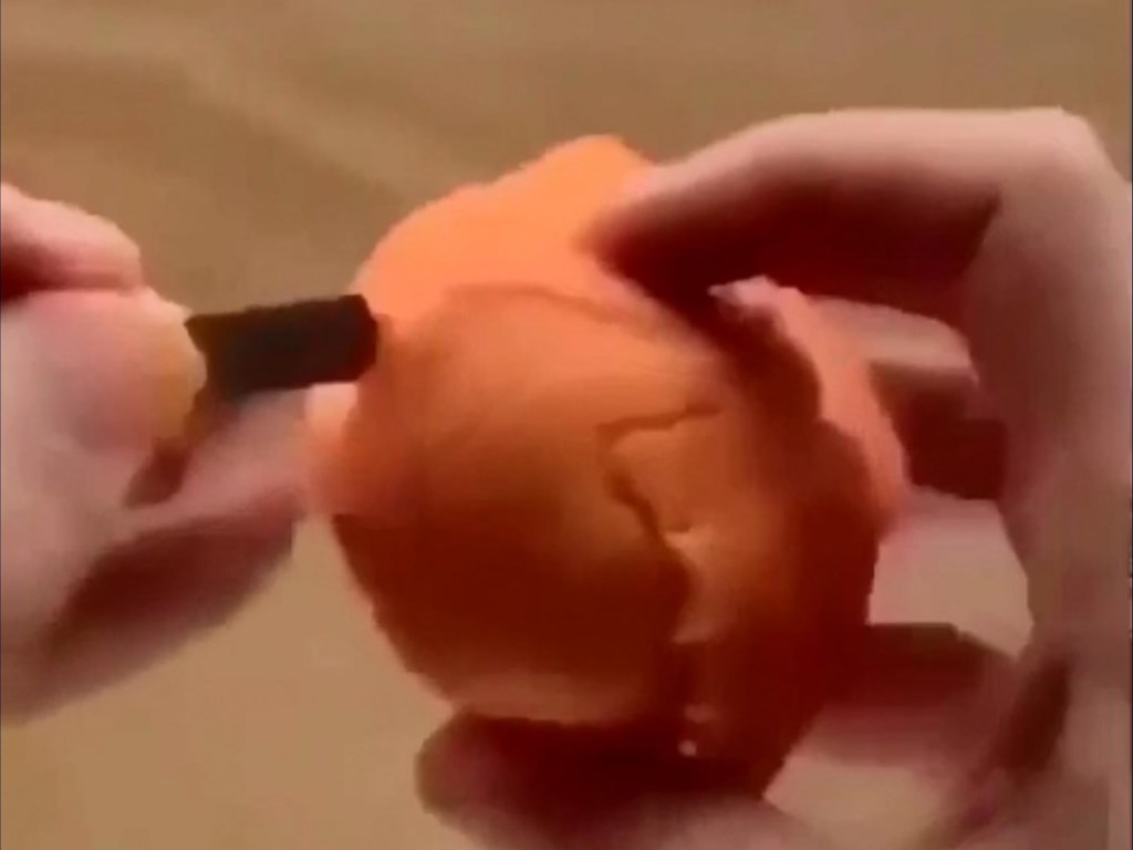 «Нужно срочно освоить эту технику»: Сеть удивила необычная чистка мандарина (ФОТО, ВИДЕО)