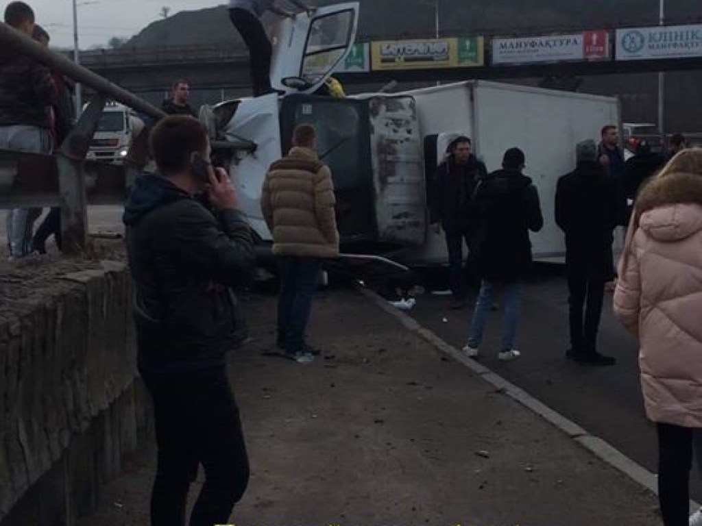 ДТП с опрокидыванием на Столичном шоссе в Киеве: пассажиру отрезали ногу (ВИДЕО)
