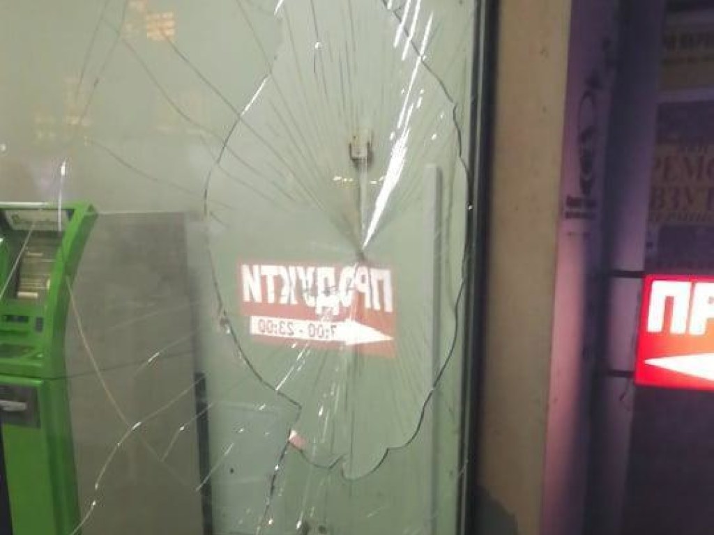 «Вероятно, обстрел»: В центре Киева разгромили отделение «ПриватБанка» (ФОТО)