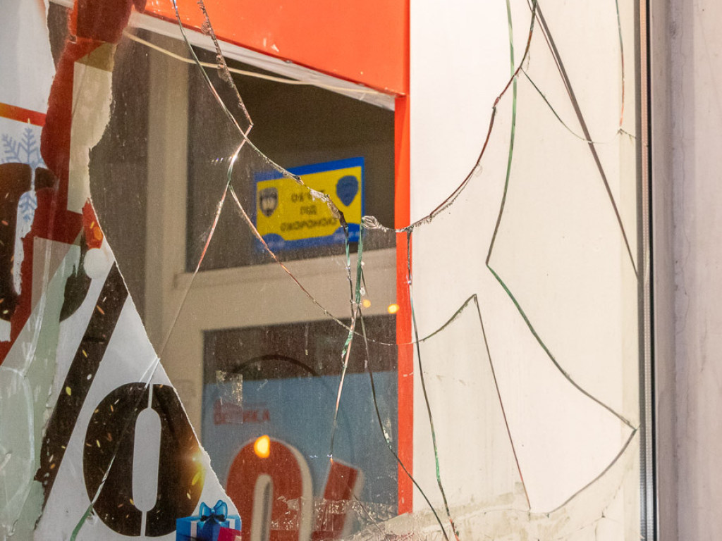 В Днепре разбили витрину магазина из хулиганских побуждений: подозреваемых задержали (ФОТО)