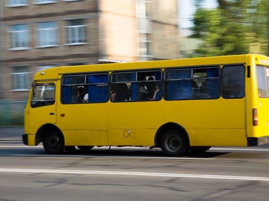 «Лучшему транспорту быть»: В Киеве водитель маршрутки заменил рычаг КПП гаечным ключом (ВИДЕО)