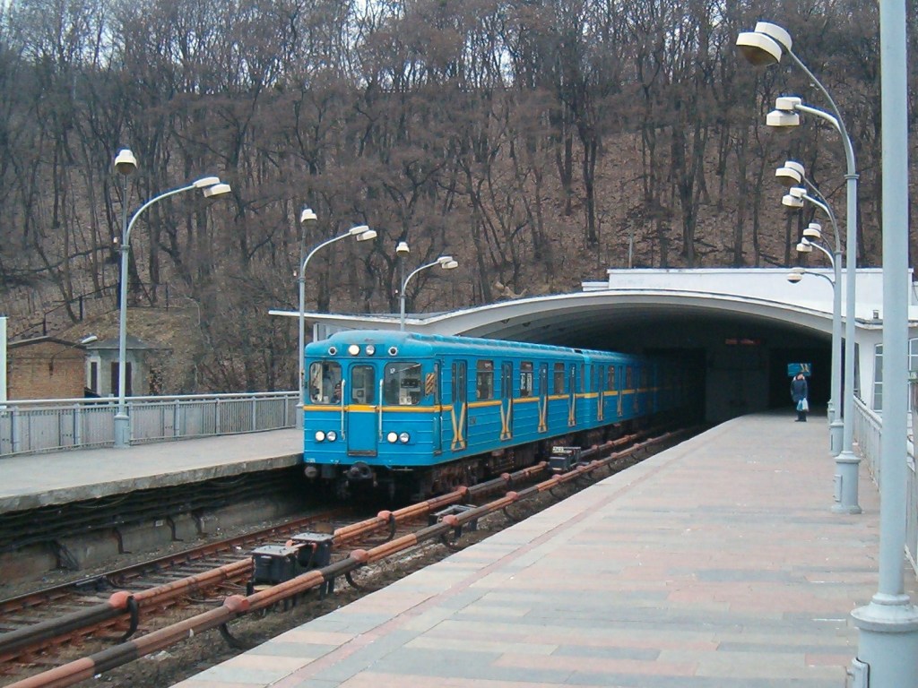 В Киеве возле станции метро произошла жуткая авария: «ВАЗ» смяло в ДТП (ВИДЕО)