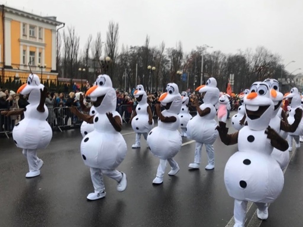 В центре Киева прошел новогодний парад костюмированных персонажей (ФОТО, ВИДЕО)