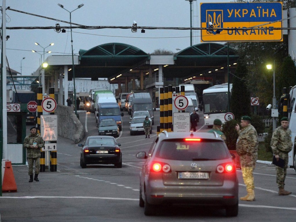 На границе с Польшей выстроились многокилометровые пробки