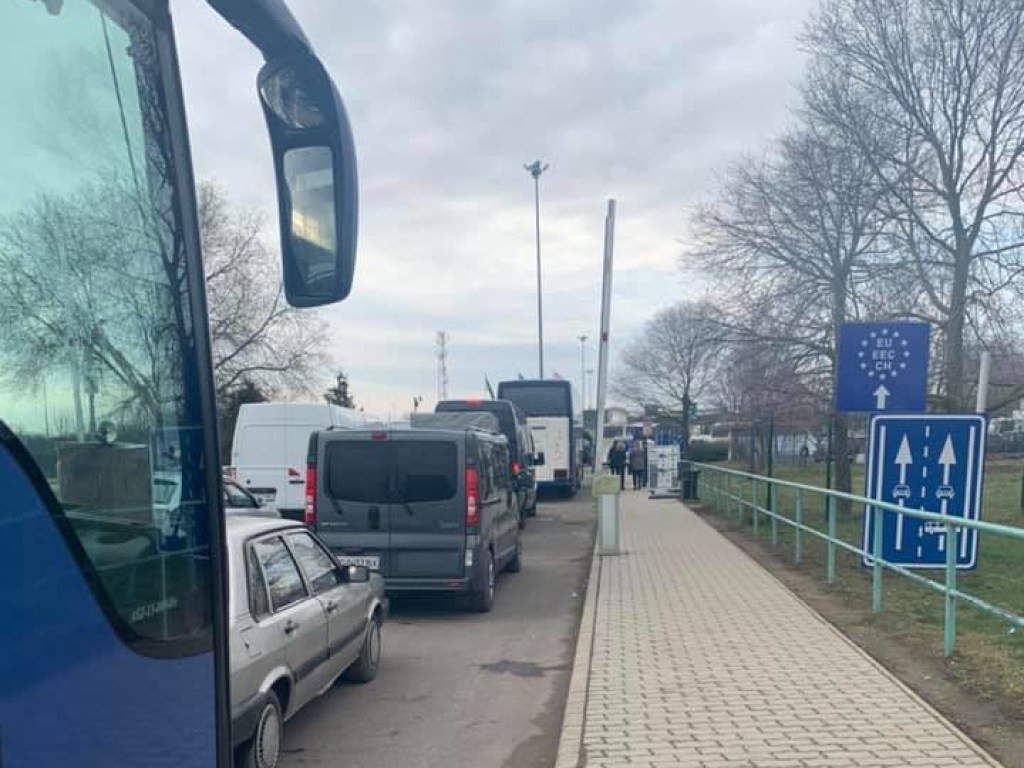 На границе с Венгрией образовались километровые очереди из грузовиков (ФОТО)