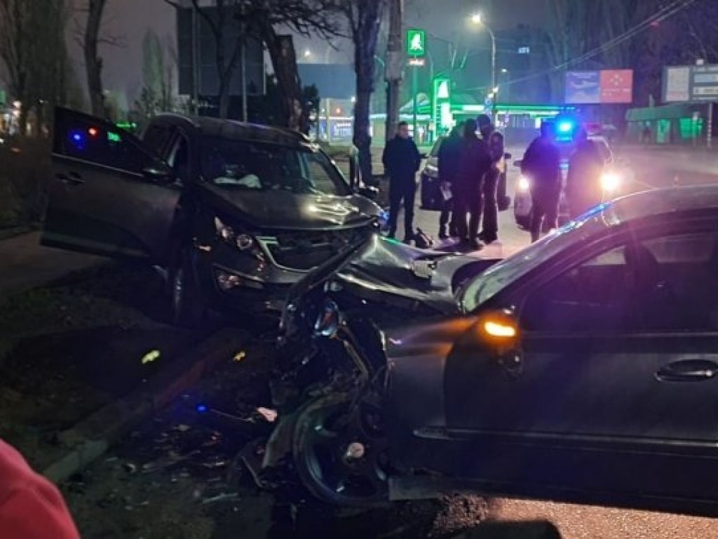 В Николаеве произошло лобовое столкновение двух такси (ФОТО, ВИДЕО)