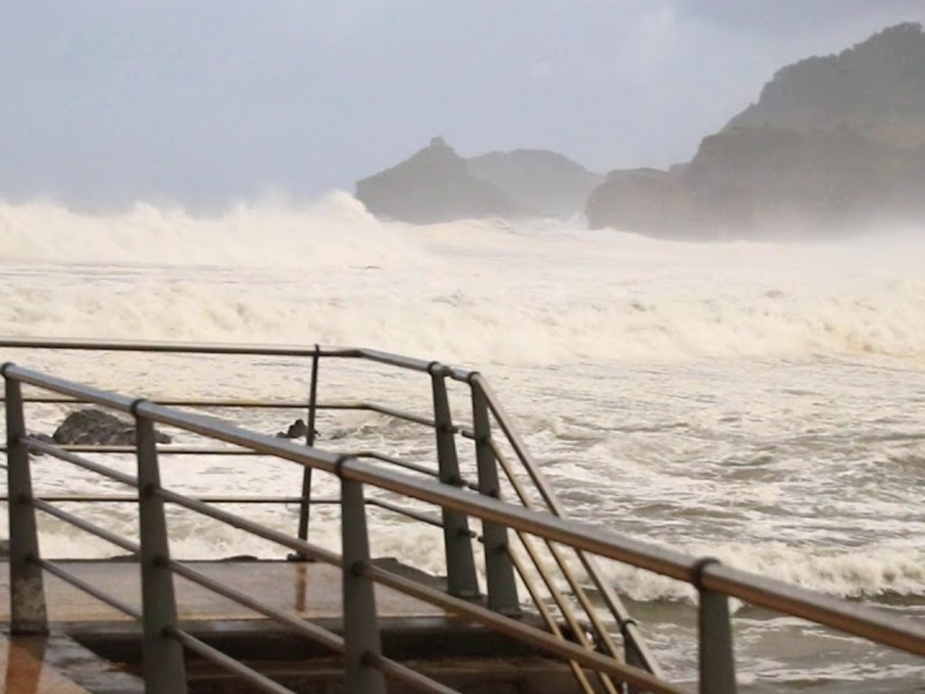 Жертвами двух штормов в Португалии и Испании стали 18 человек