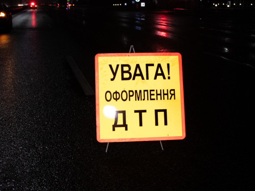 На Отрадном в Киеве авто охранной фирмы врезалось в троллейбус (ВИДЕО)