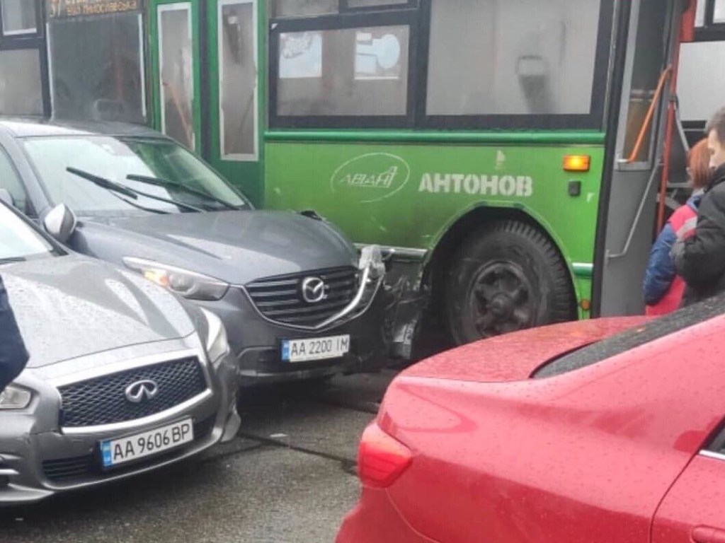 На Лесном массиве в Киеве произошло ДТП с троллейбусом и иномаркой: повреждена Infiniti (ФОТО)