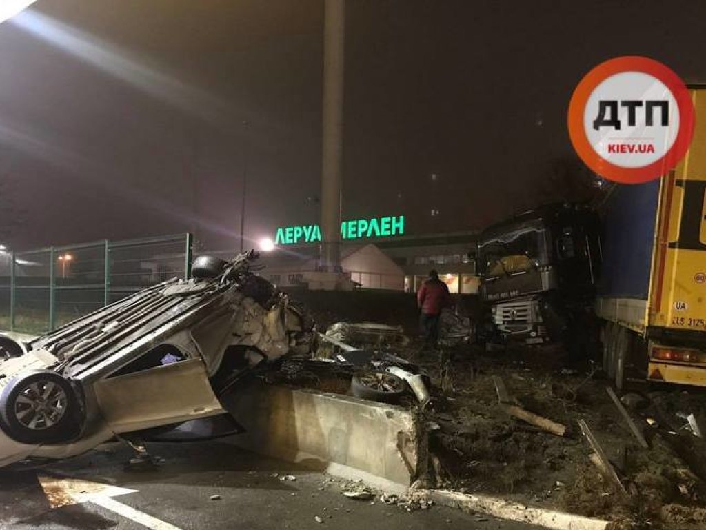 В Киеве произошло серьезное ДТП с фурой: легковушка едва не протаранила АЗС (ФОТО, ВИДЕО)