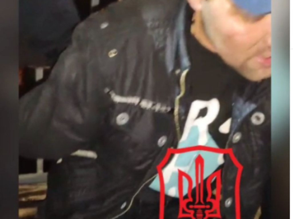 На глазах полиции: в Киеве мужчина на остановке порезал себе руки «розочкой» (ФОТО, ВИДЕО)