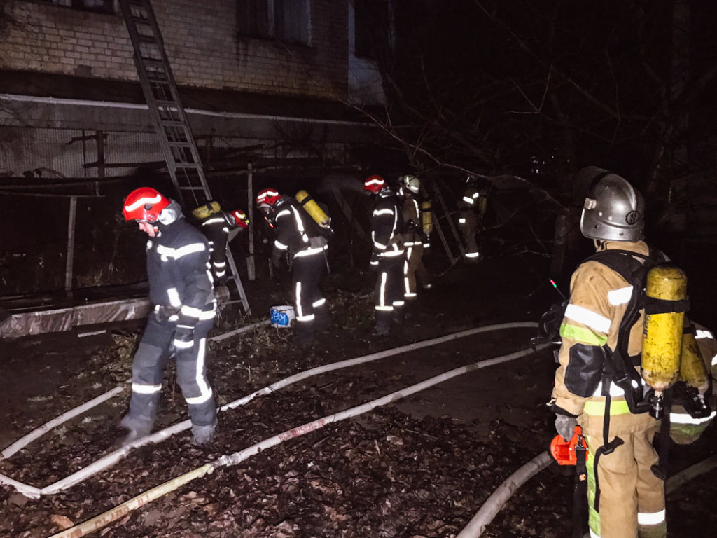 На Жулянах в Киеве горел жилой дом: погиб мужчина (ФОТО, ВИДЕО)